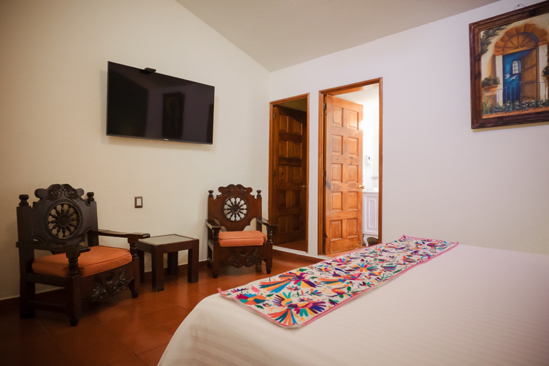 Habitación con muebles coloniales para viajero de negocios