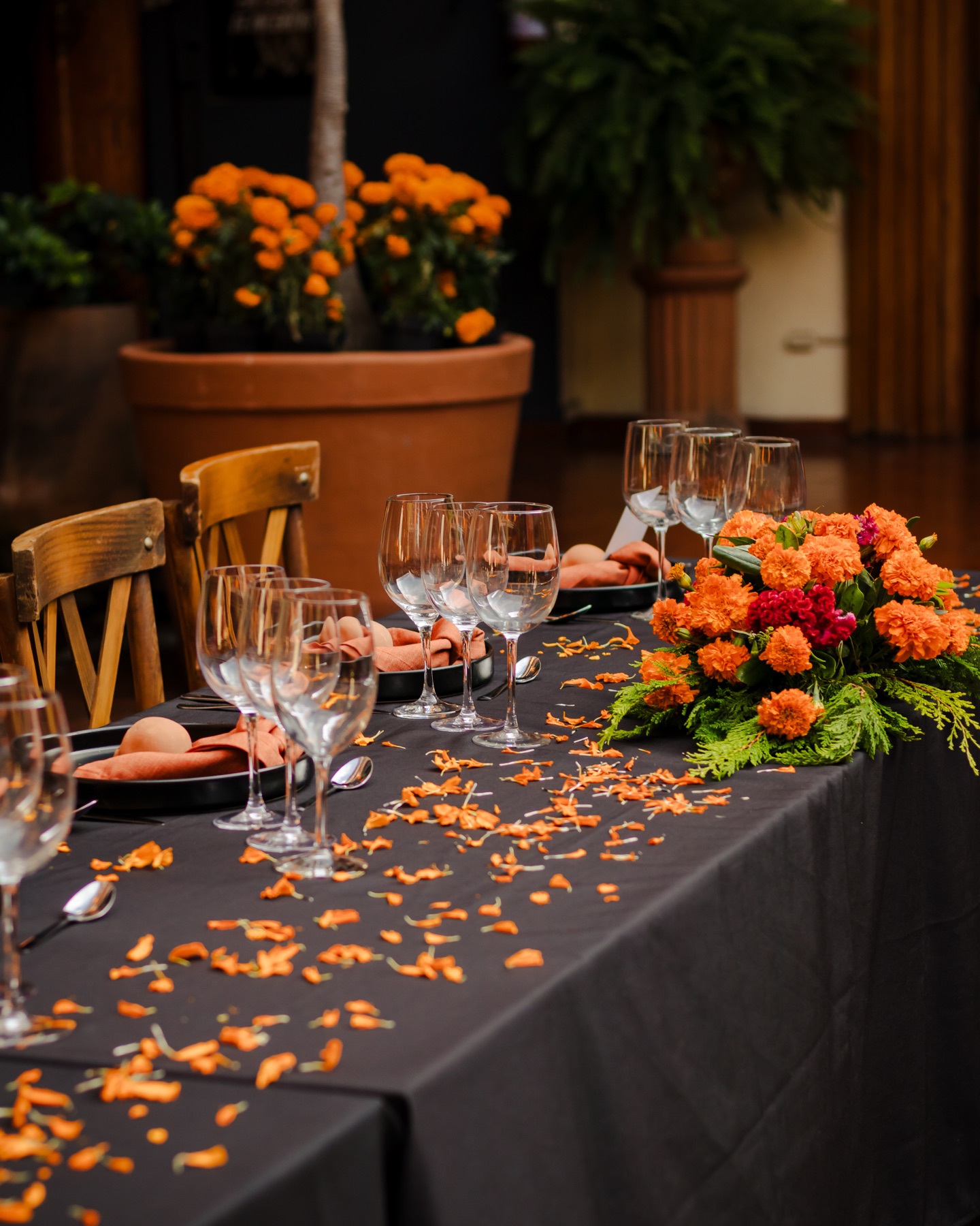 Mesa romántica en el patio colonial
