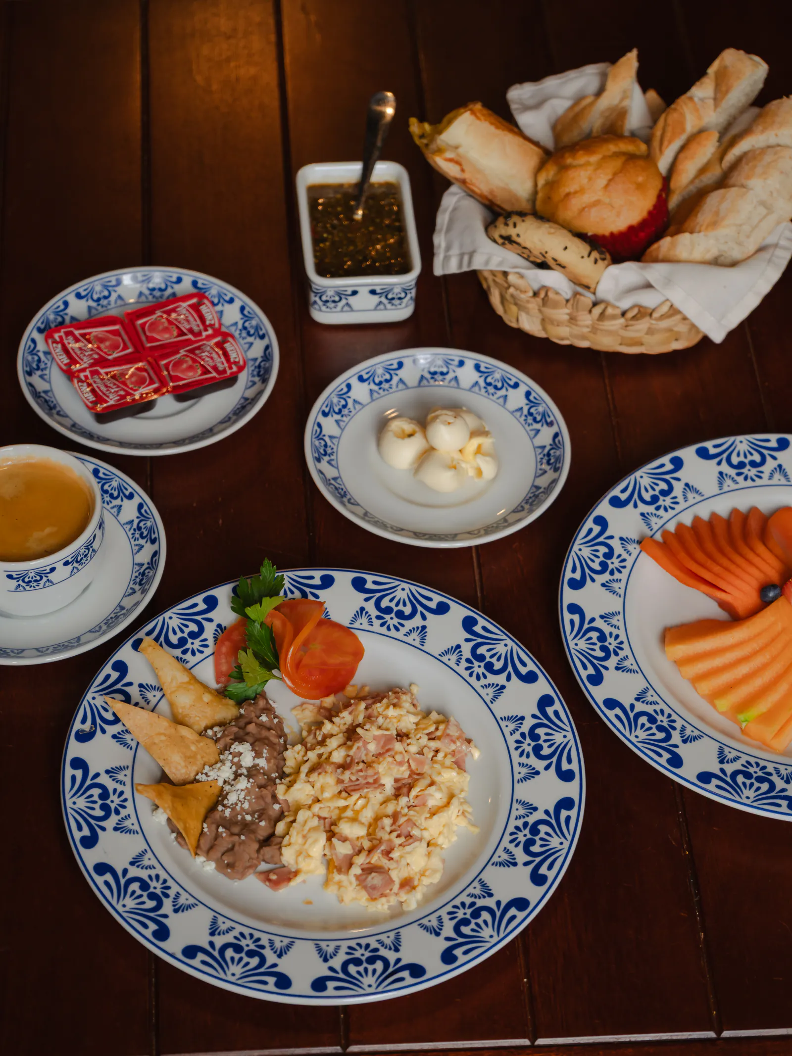 Desayuno completo servido en vajilla de talavera