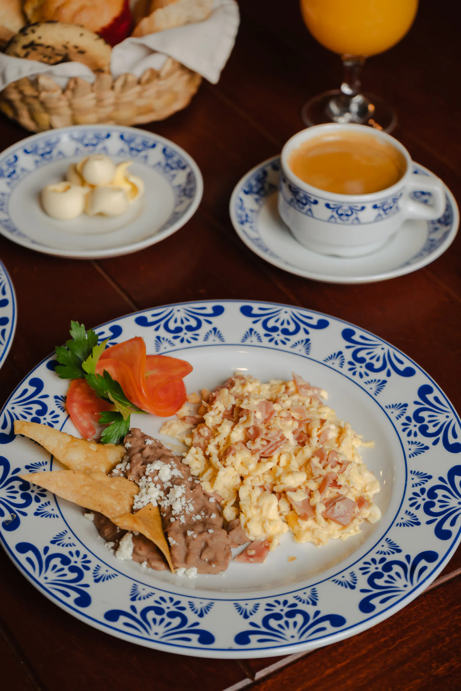 Desayuno con jugo de naranja y café de olla