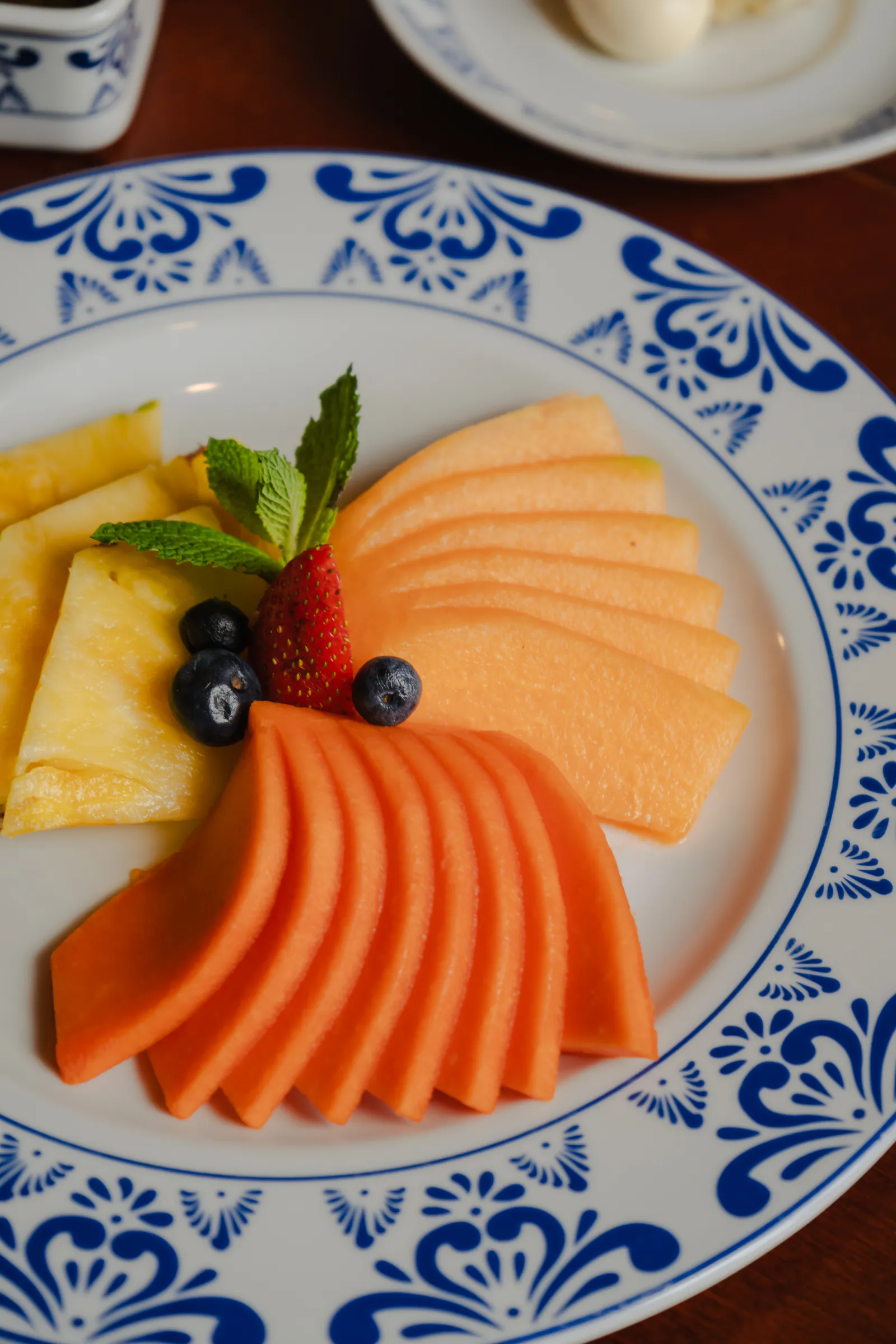 Plato de fruta fresca en vajilla de talavera