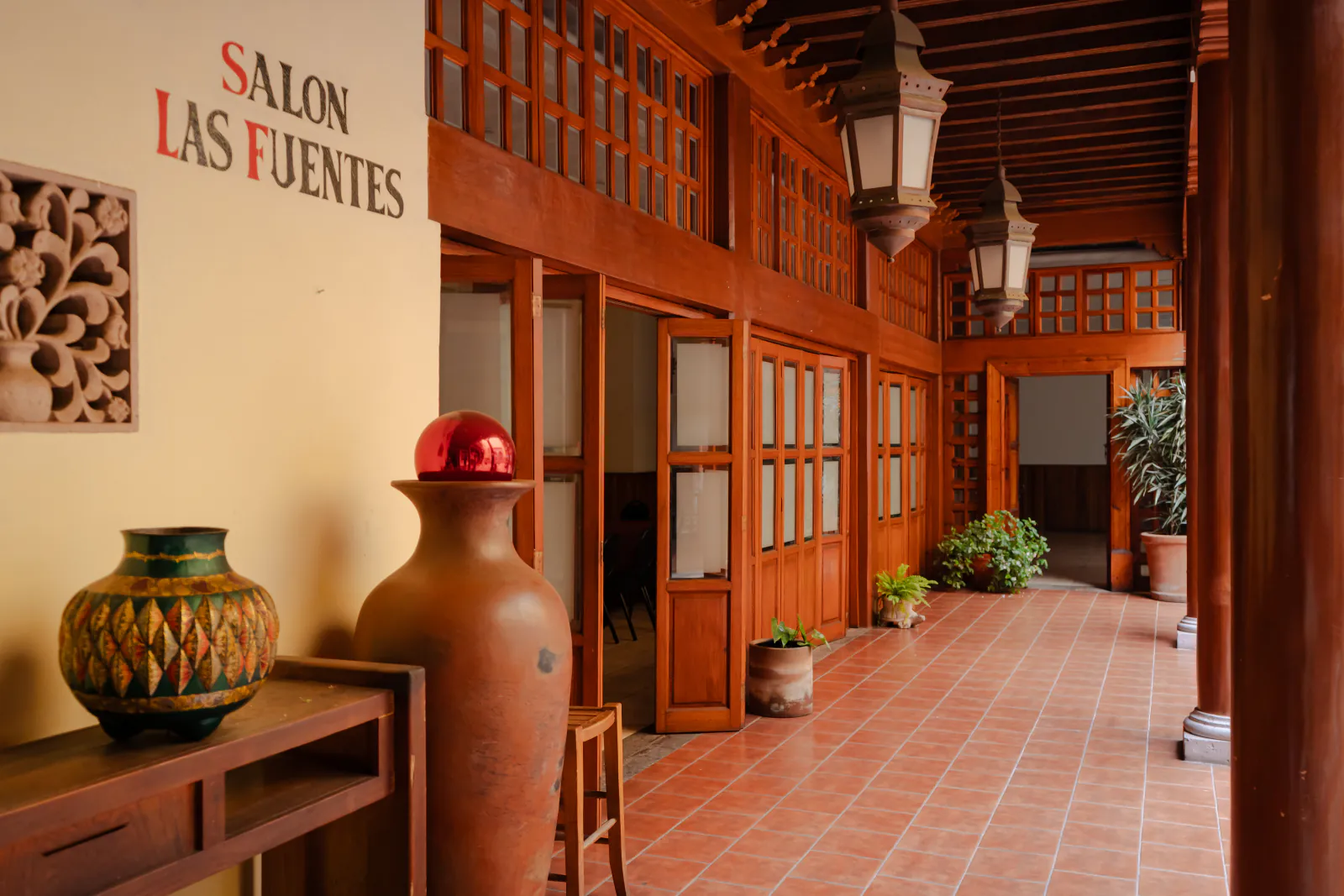 Patio Las Fuentes — acceso al Salón Las Fuentes
