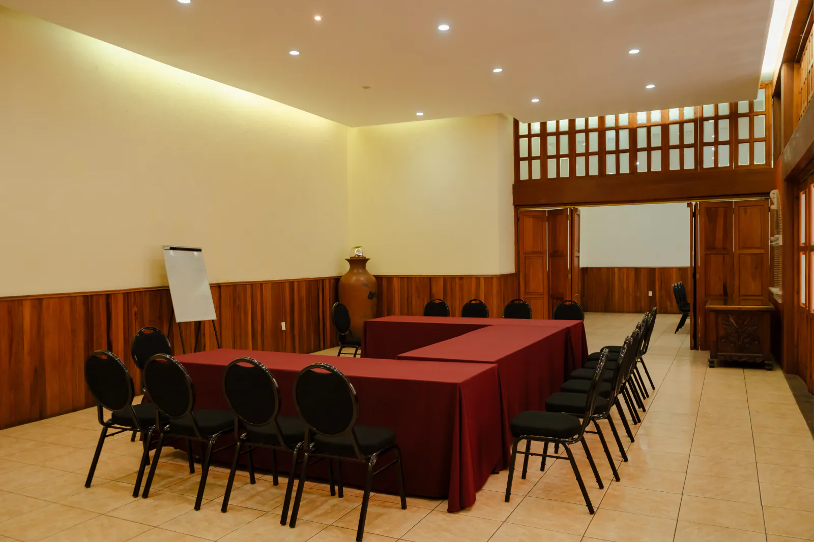 Salón Camelinas — equipado con pantalla de proyección