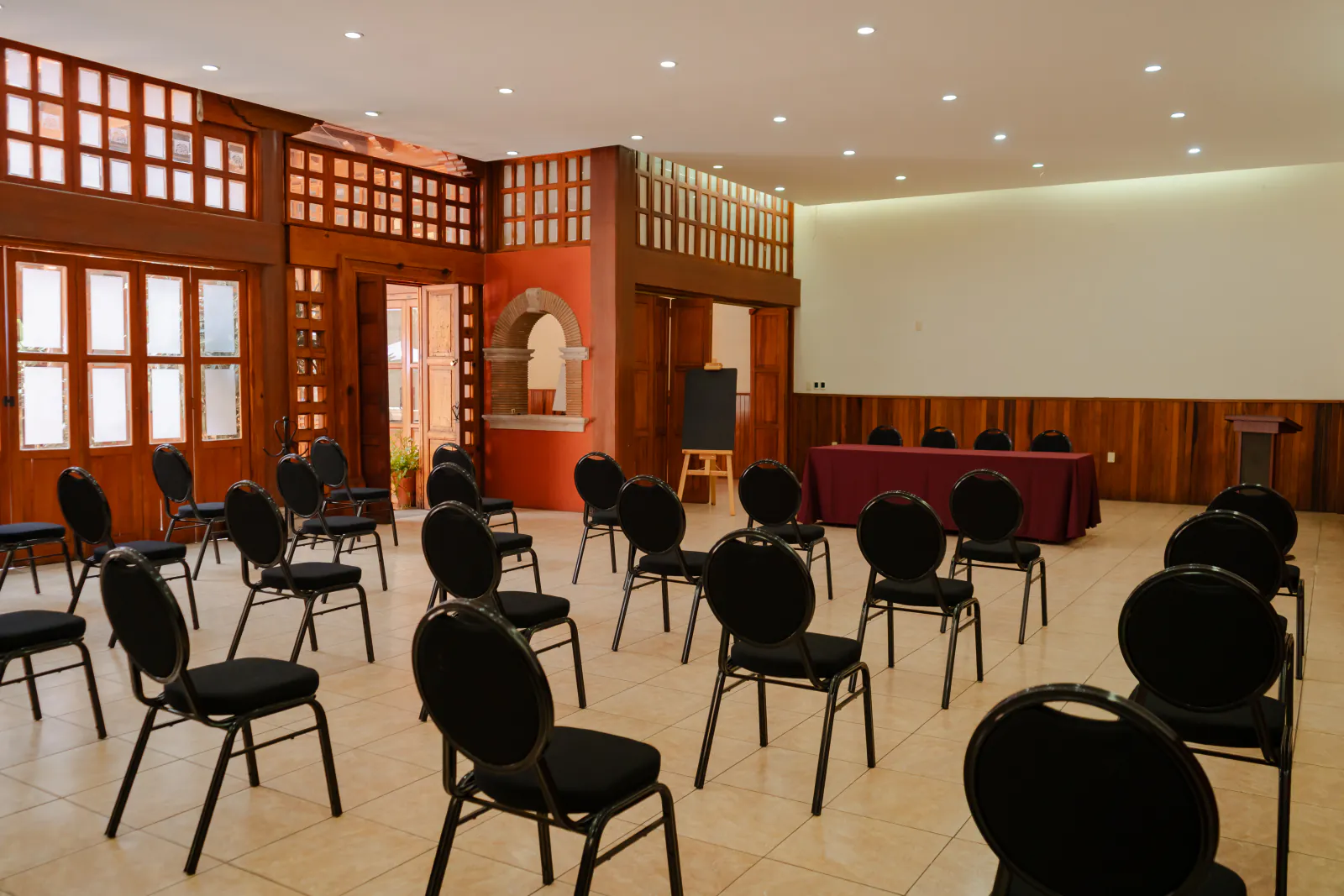 Salón Vasco — salón amplio con ventanales al patio