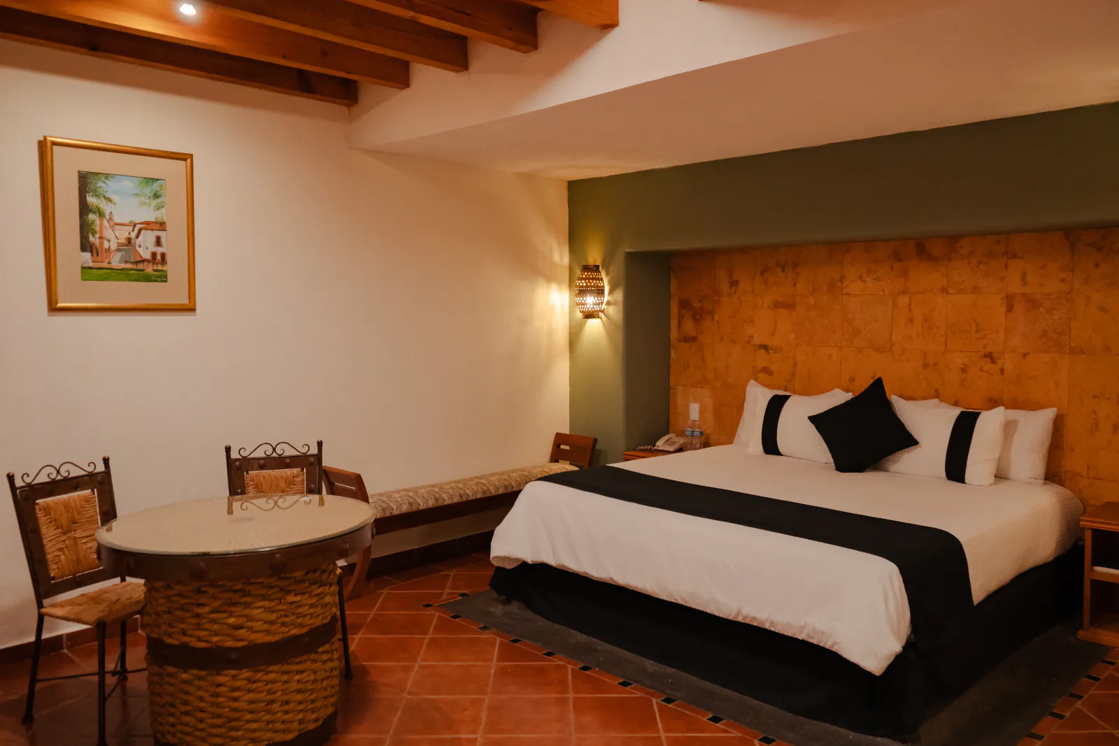 Suite con zona de estar y mesa de trabajo