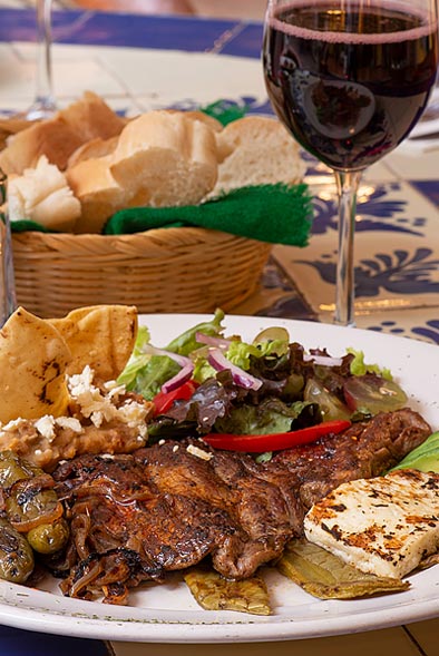 Plato de comida en la mesa